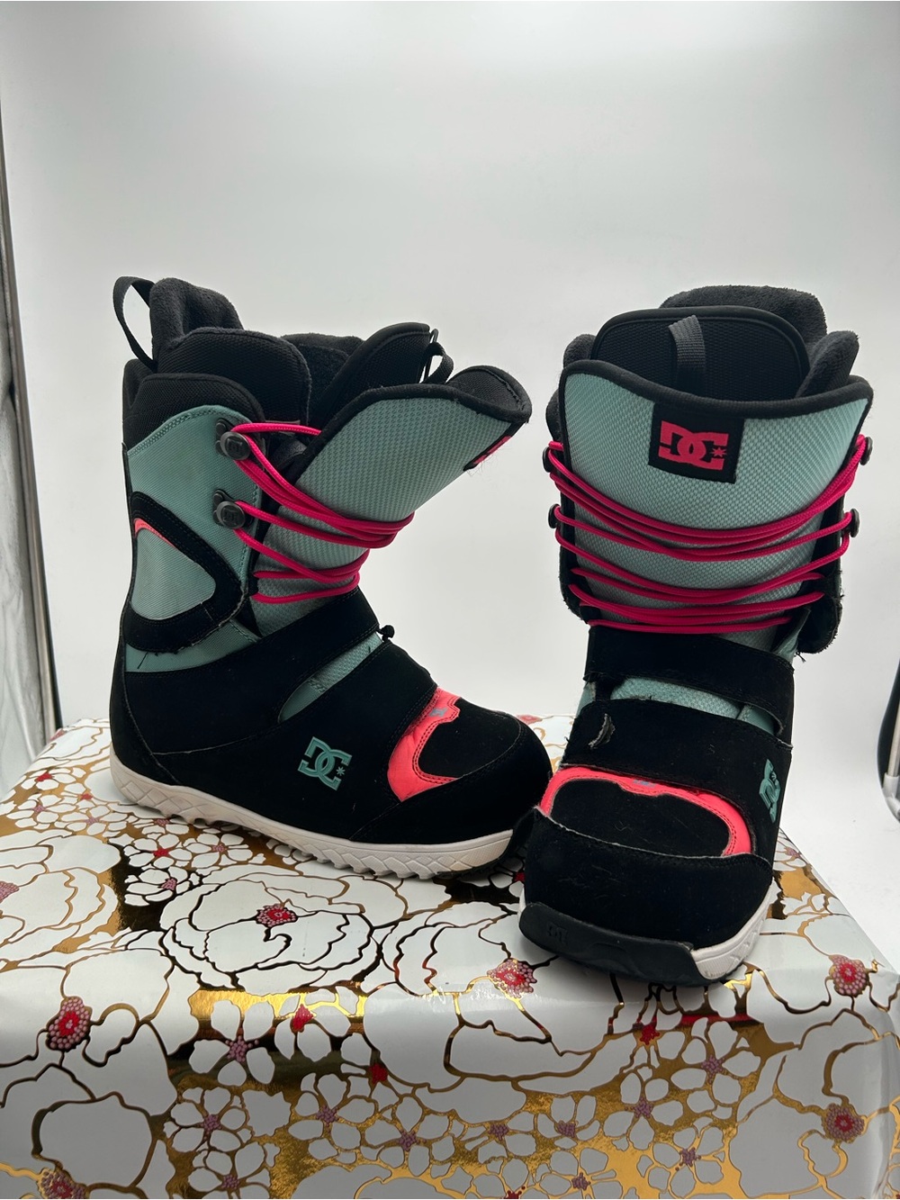 DC Sweep 2012 women's snowboard boot size 8